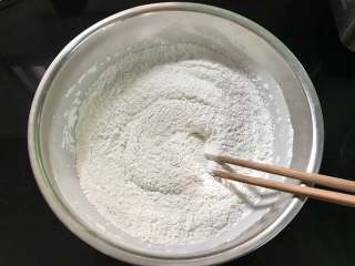 5、蛋黄肉松青团,把粉类倒入盆中混匀。