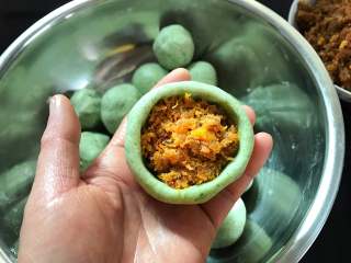 11、蛋黄肉松青团,包入25克蛋黄肉松。