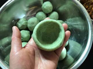 10、蛋黄肉松青团,取一个小剂子捏成碗状。