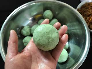 12、蛋黄肉松青团,捏紧收口后滚圆。