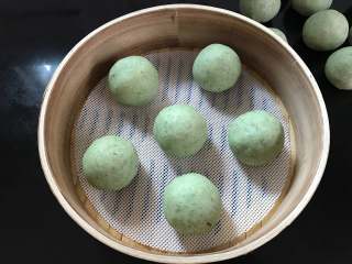 13、蛋黄肉松青团,全部完成后放入蒸笼。
