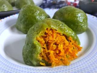 15、蛋黄肉松青团,油绿如玉，糯韧绵软、清香扑鼻的蛋黄肉松青团。