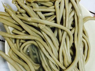 1、山西面食，炒莜面,莜面倒入水中洗一洗