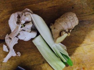 3、山西面食，炒莜面,准备葱姜蒜