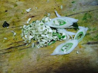 4、山西面食，炒莜面,葱姜蒜切末备用