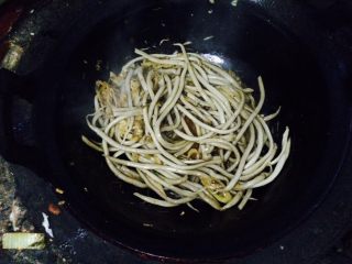 9、山西面食，炒莜面,加一点水翻炒，防止糊锅