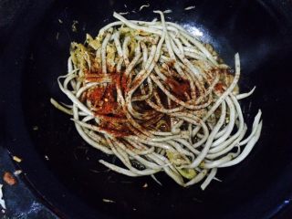 10、山西面食，炒莜面,接着放入辣椒面，盐