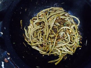 12、山西面食，炒莜面,在加一点味精调味，翻炒均匀就可以出锅了