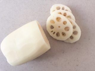 1、#辣味#串串香麻辣火锅,藕去皮洗净，切成4-5毫米的片，放在清水里浸泡防止氧化变黑。
