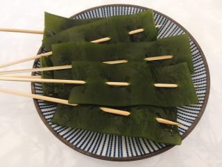 2、#辣味#串串香麻辣火锅,海带洗去盐分，切成长条状，用竹签串好