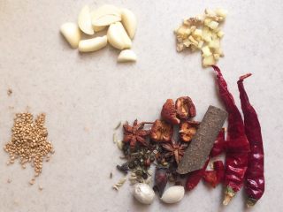 7、#辣味#串串香麻辣火锅,姜切成末，蒜切两半，香料清水冲洗干净沥净水备用。