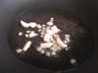 8、#辣味#串串香麻辣火锅,炒锅置火上，倒入油，烧制四五成热后，放入姜末，蒜片