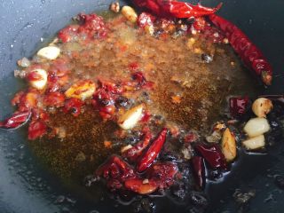 9、#辣味#串串香麻辣火锅,等到蒜片微微发黄时，倒入郫县豆瓣酱，干红辣椒段，冰糖，豆豉。