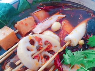 14、#辣味#串串香麻辣火锅,吃的时候可以搭配麻酱。用芝麻酱，醋，香油，鸡精，盐，辣椒油，葱花，芝麻，香菜末，蒜泥混合即可。