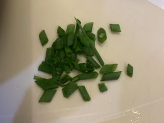1、鸡蛋饼,葱花切丁
