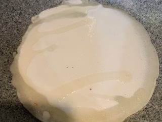 6、鸡蛋饼,倒入搅拌均匀的面粉，煎成面饼