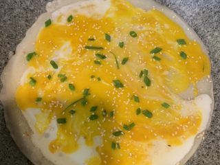 8、鸡蛋饼,加入葱花，芝麻