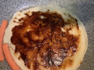 10、鸡蛋饼,面饼煎好后刷上一层甜面酱