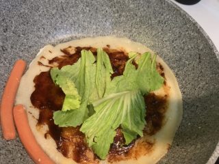 11、鸡蛋饼,放入青菜