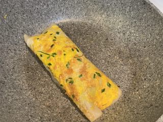 14、鸡蛋饼,把蛋饼卷起来，对半切开，出锅