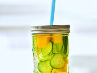 20、果蔬养颜水,混合搭配的蔬菜和水果，维生素C和水溶性膳食纤维及钾都可以溶出，使身体多余的水分和代谢物质排出。