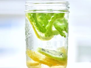 22、果蔬养颜水,苦瓜溶于水中的，具有调整自律神经的功效。水果中溶于维生素C，预防感冒，美肌，钾改善水肿。