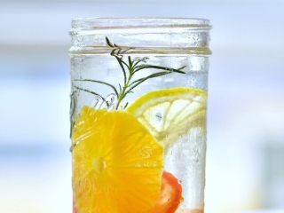 26、果蔬养颜水,西红柿，橙和柠檬所含的柠檬酸可以消除疲劳，排出身体多余的代谢物质。迷迭香可以调养肌肤。