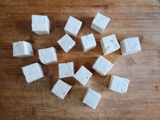 5、白菜豆腐煲,豆腐切小块。