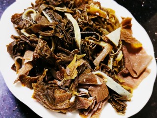 2、川菜之灵魂–毛血旺,切成丝状备用