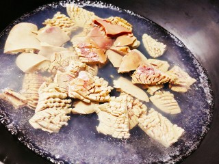 6、川菜之灵魂–毛血旺,冷水下锅煮好备用