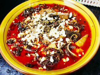 19、川菜之灵魂–毛血旺,撒上花椒，蒜泥和白芝麻