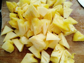 2、菠萝鸡翅,处理好的菠萝切成小块
