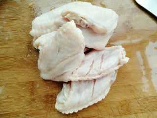 4、菠萝鸡翅,鸡翅洗干净划几刀