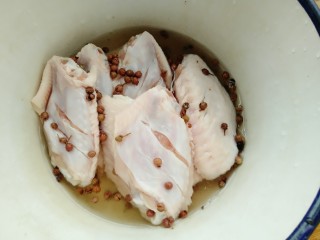 5、菠萝鸡翅,用花椒水按摩五分钟