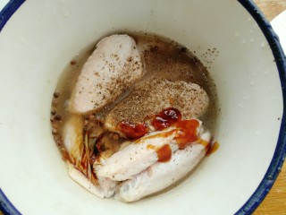 6、菠萝鸡翅,放入花椒粉，耗油，生抽，老抽，料酒