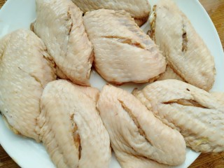 11、菠萝鸡翅,用厨房纸吸干水分