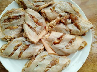 10、菠萝鸡翅,把腌制好的鸡翅挤干水分