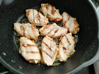 12、菠萝鸡翅,热锅放少许油放鸡翅煎制