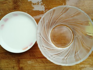 13、菠萝鸡翅,生粉放入清水调成浆，准备半碗水