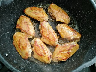 14、菠萝鸡翅,鸡翅煎制三分钟翻另一面煎制