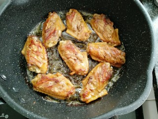 15、菠萝鸡翅,煎制五分钟后复煎另一面