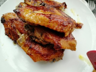 17、菠萝鸡翅,把煎好的的鸡翅夹出来备用