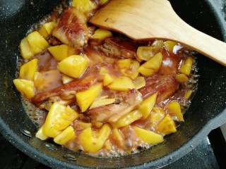 22、菠萝鸡翅,放入鸡翅老抽煮两分钟即可出锅