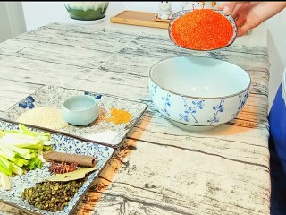 2、自制油辣子,准备一个大碗，将辣椒面倒进碗里。