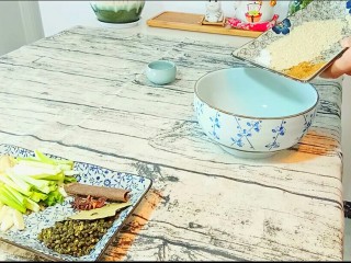 3、自制油辣子,将盐，熟白芝麻，十三香倒进碗里。