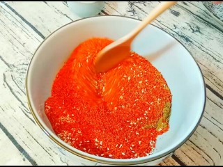 4、自制油辣子,用小勺，将粉料搅拌均匀，放置一边备用。