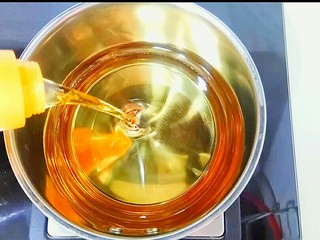 5、自制油辣子,取一口小奶锅，开中火，倒入600g油，加热至7成油温。