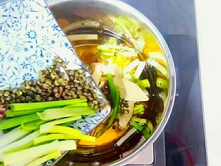 6、自制油辣子,油至7成热时，放香料，中小火慢炸。