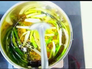 7、自制油辣子,炸治香料过程中，需不时搅拌，让香料均匀受热，释放香气。
