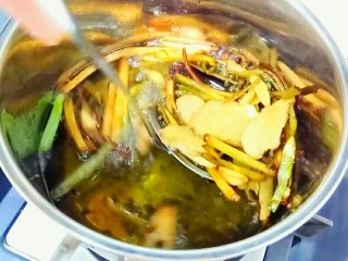 8、自制油辣子,炸至香料变成焦黄色，用过滤勺捞出，弃用。香料捞干净，关火。